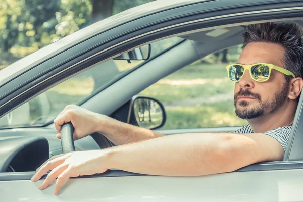 Junge Fahrerin auf Fahrersitz — Stockfoto