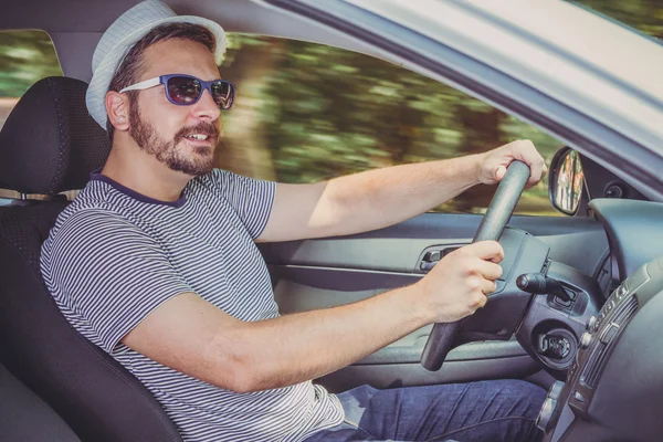 Seitenansicht eines jungen Mannes am Steuer eines Autos — Stockfoto
