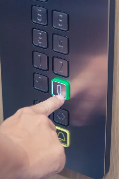 Mężczyzna palec naciskający przycisk zero podłogi w windzie — Zdjęcie stockowe