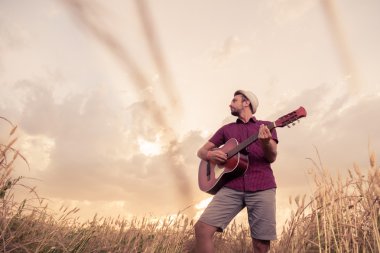 Oyun akustik gitar açık havada genç adam 