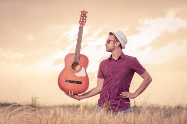 Genç adam gitar üzerinde alanı oluşturuldu 