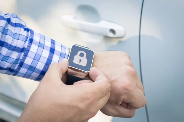 Låsa bilen med smart Watch-klocka app — Stockfoto