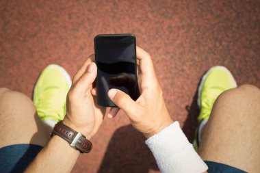 Boş ekran ile akıllı telefon tutarak koşucu