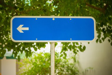 Ok ile boş sokak tabelası 