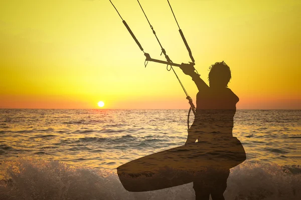 Przezroczysta sylwetka kite surfer o zachodzie słońca — Zdjęcie stockowe