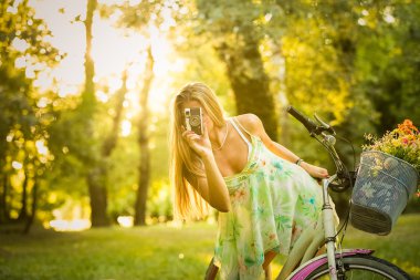 Erkek Bisiklet Park retro kamera ile fotoğraf çekme