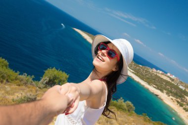 Erkek adam elini tutuyor. İçinde belgili tanımlık geçmiş güzel okyanus. 