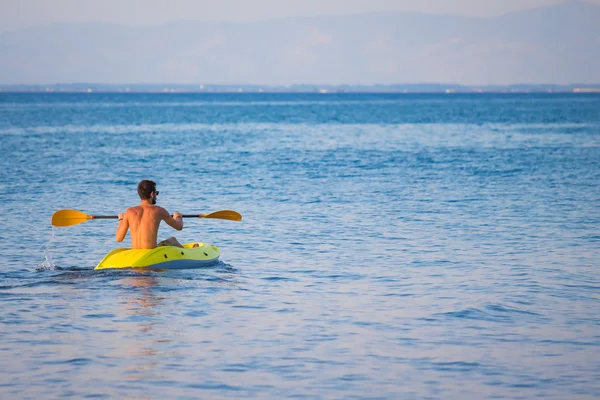 Kayak homme dans l'océan — Photo