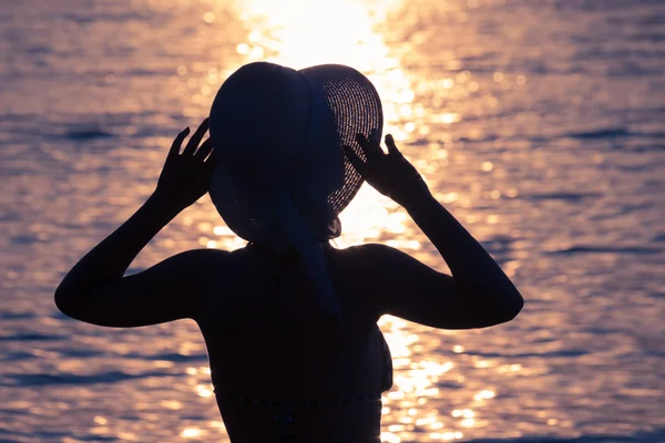 Silueta de hembra disfrutando del atardecer sobre el mar —  Fotos de Stock