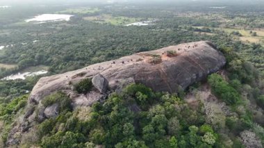 Sigirya yakınlarındaki Pidurangala Kayası 'nın insansız hava aracı görüntüleri.