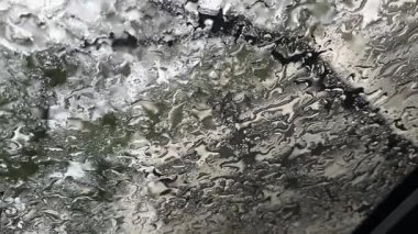 Araba Penceresinin Cam Yüzeyinde Soyut Örnekler Oluşturan Yağmur Damlalarının Kapanışı.