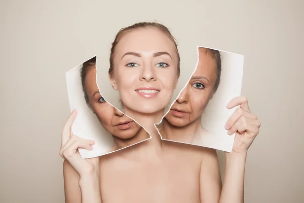 Concept de peau rénové, portrait de femme avec du papier pour le texte et le design — Photo