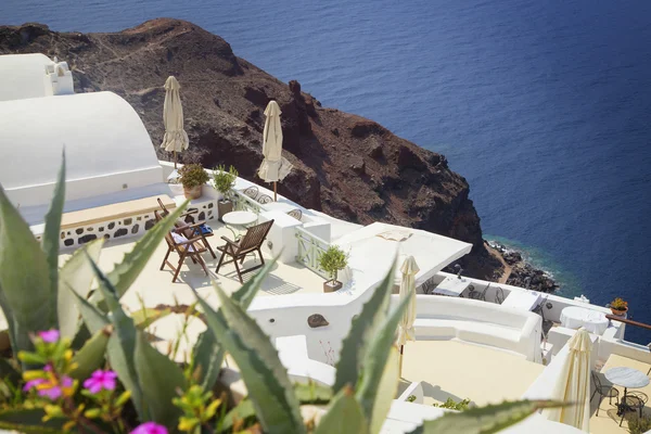 Blått hav och vita hus av idylliska ön Santorini — Stockfoto