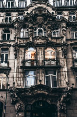 Berlin / Almanya - 13 Mayıs 2019: Berlin sokaklarında klasik 18-19. yüzyıl mimarisi, bulutlu bir yaz günü, geziler