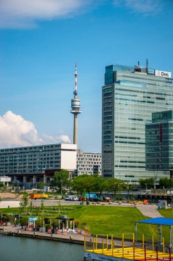 01 Haziran 2019, Viyana, Avusturya / gökdelenler Viyana 'nın Tuna şehrinde ve eğlence amaçlı Donaupark' ta. Viyana Uluslararası Merkezi Spor ve Soğutma için Yeşil Bölge