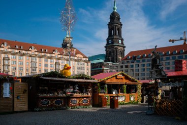 17 Mayıs 2019 Dresden, Almanya - Altmarkt 'ta fuar tezgahları. Arka planda Kreuzkirche çan kulesi.