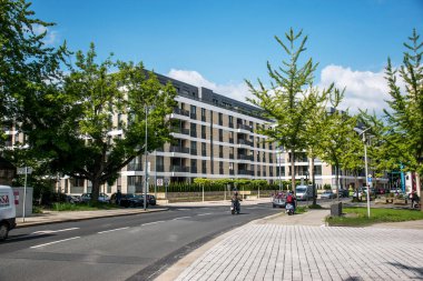 17 Mayıs 2019 Dresden, Almanya - Dresden 'deki Am Queckbrunnen ve Hertha-Lindner-Strae caddelerinin kesiştiği yer. Modern konut binaları.