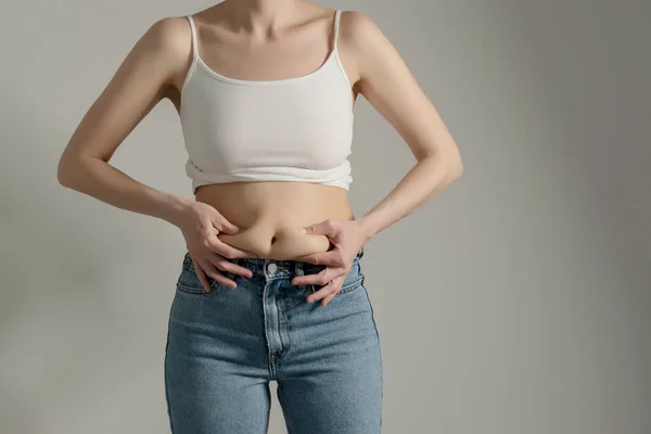 Mujer Con Jeans Camisa Blanca Apretando Grasa Vientre Las Caderas —  Fotos de Stock