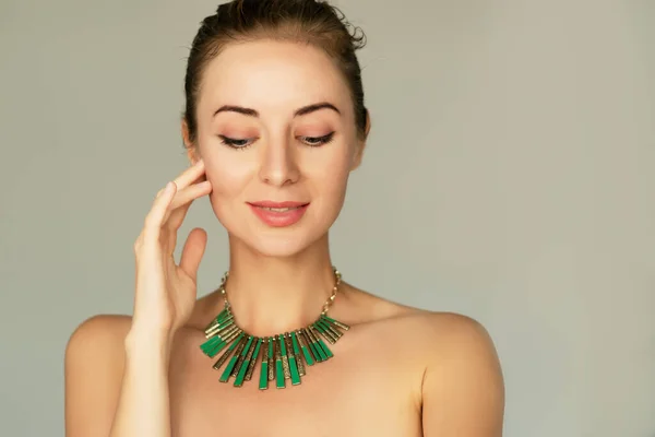 Sonriente Mujer Años Retrata Maquillaje Natural Collar Verde Retrato Clásico —  Fotos de Stock