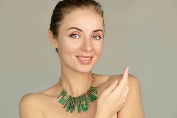 Gülümseyen Yaşındaki Kadın Portresi Doğal Makyaj Yeşil Kolye Klasik 50Mm — Stok fotoğraf