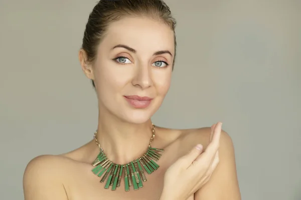Sonriente Mujer Años Retrata Maquillaje Natural Collar Verde Retrato Clásico —  Fotos de Stock