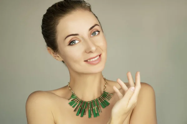 Sonriente Mujer Años Retrata Maquillaje Natural Collar Verde Retrato Clásico —  Fotos de Stock