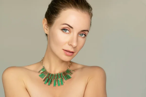 Sonriente Mujer Años Retrata Maquillaje Natural Collar Verde Retrato Clásico —  Fotos de Stock