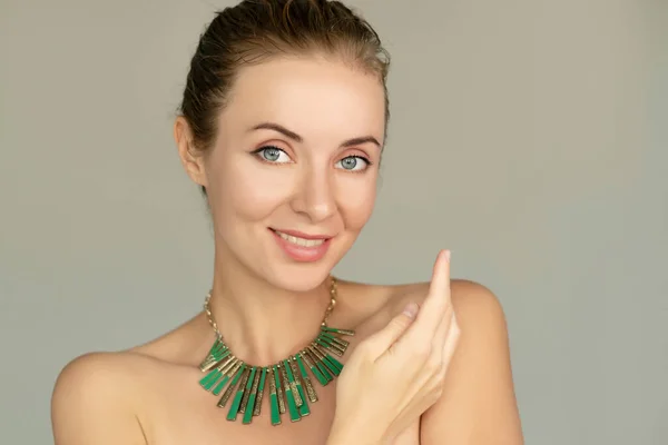 Sonriente Mujer Años Retrata Maquillaje Natural Collar Verde Retrato Clásico —  Fotos de Stock