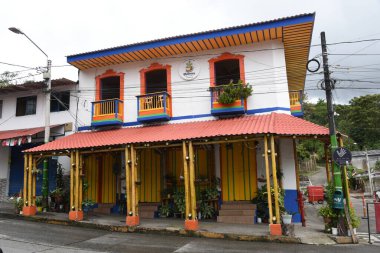 Finlandiya 'daki renkli ev Quindo Kolombiya fotoğrafı 2025-09-07