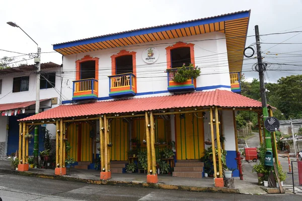 Finlandiya 'daki renkli ev Quindo Kolombiya fotoğrafı 2025-09-07