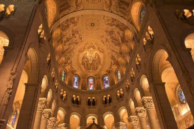 Quebec, Kanada 'daki Aziz Anne de Beaupre Bazilikasının içinde.