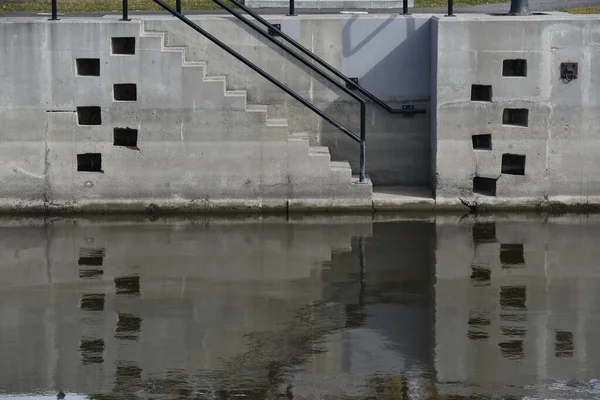 Eski bir beton binanın yakın çekimi.