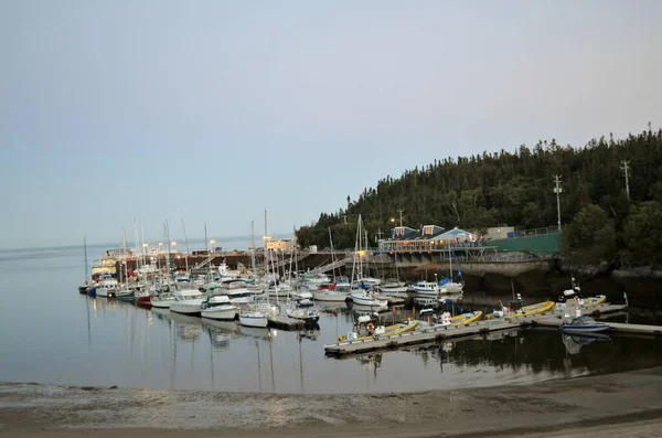Güzel bir gün batımı ve Saint Laurent Quebec Körfezi yakınlarında bir deniz.