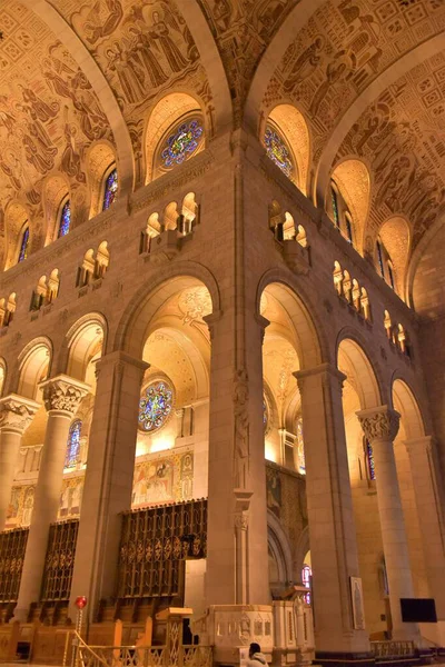 Quebec, Kanada 'daki Aziz Anne de Beaupre Bazilikasının içinde.