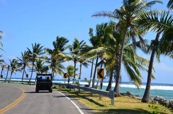 San Andres Adası Kolombiya 'daki tropikal plajda araba sürüyor.