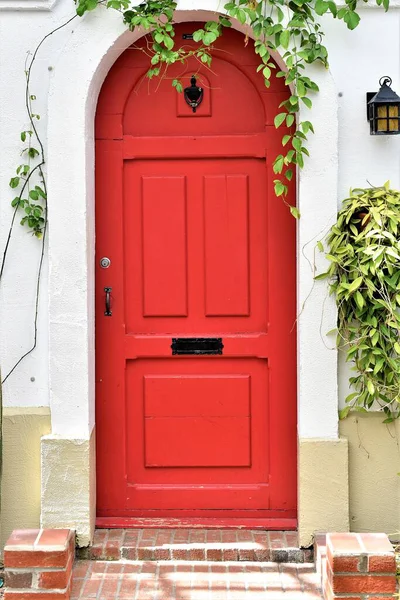 Eski bir evde kırmızı kapı.