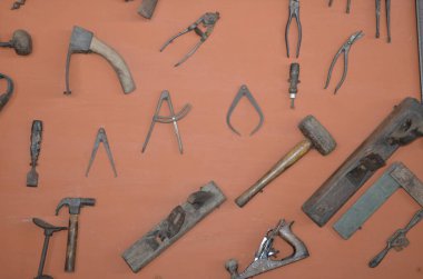 ahşap bir arka planda eski metal araçlar