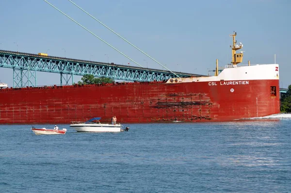 Büyük bir gemi, Kanada 'nın Windsor' unu Detroit 'teki Birleşik Devletler' e bağlayan Büyükelçi Köprüsü 'nün altından geçiyor. Kaçırılan 2011-07-03, Kanada sınırı ABD