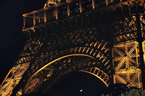 Paris 'teki Eyfel Kulesi' nde gece lambası
