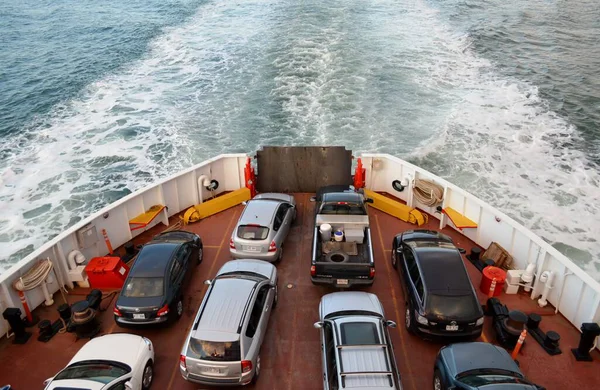 Kanada 'daki St. Lawrence Körfezi' nde araba taşıyan feribot.