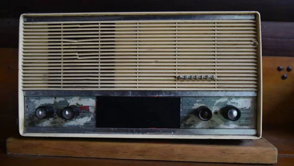 Eski radyo Philips ahşap bir arka planda