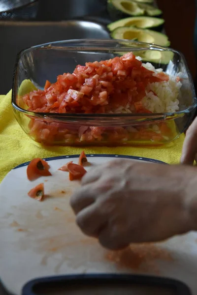 Yemek için taze salata hazırlıyorum.