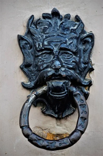 Eski paslı kapı kulplu