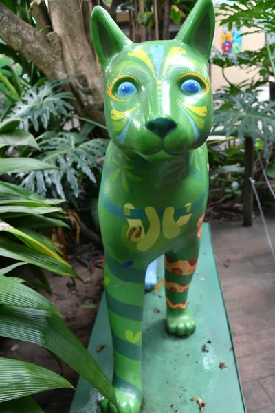 Cats by Hernando Tejada Cali, Kolombiya nehir bulvarında