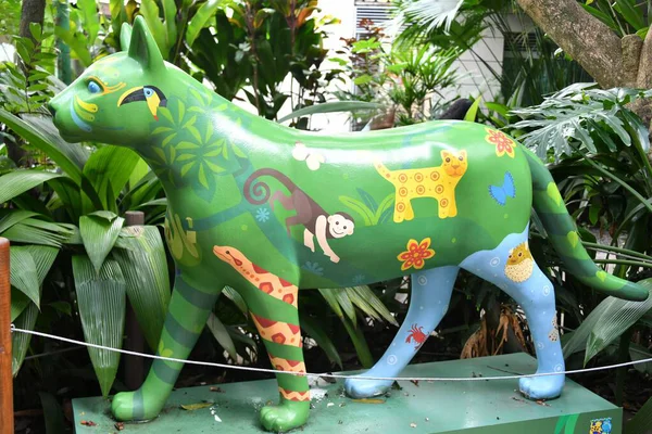 Cats by Hernando Tejada Cali, Kolombiya nehir bulvarında