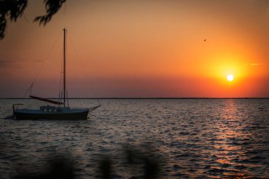 batan güneşin ışınları içinde yat.