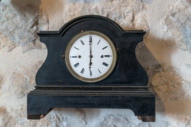 Karadağ 'ın Kotor kentindeki antika saat