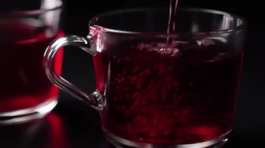 Doğal otlar ve baharatlarla yapılan bu Detox çayı, bağışıklığı arttırmak, sindirime yardımcı olmak ve ağırlık kontrolünü desteklemek için mükemmeldir. Sağlıklı, ferahlatıcı ve rahatlatıcı bir içeceğin tadını çıkar..