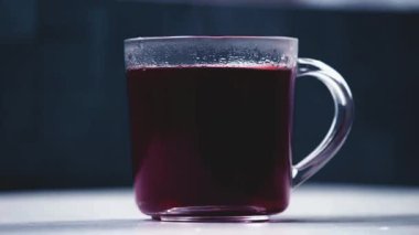 Detox Tea - Doğal otlar ve baharatlarla yapılan bir detoks çayı, bağışıklığı arttırmak, sindirime yardımcı olmak ve ağırlık kontrolünü desteklemek için mükemmel. Sağlıklı, ferahlatıcı ve rahatlatıcı bir içeceğin tadını çıkar..