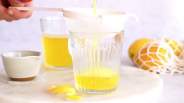 Limonlu zencefilli zerdeçal çayı taze limon, zencefil ve zerdeçal ile yapılmış limon zencefilli zencefil çayı. Bu sağlıklı çay bağışıklığı güçlendirir, sindirime yardımcı olur ve detoks ve sağlıklı yaşam için mükemmeldir..